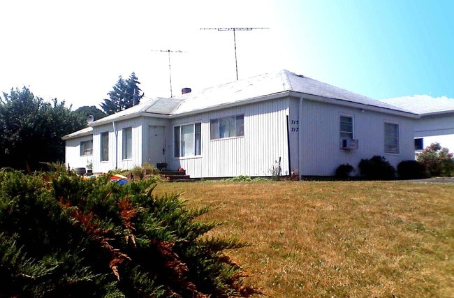 Building Photo - Cedarwood Villa