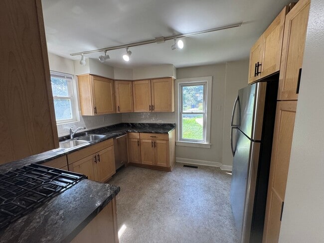 Building Photo - Gorgeous 3 Bedroom UPDATED Single Family Home