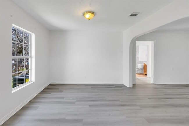 Building Photo - 214 N Hagerman St