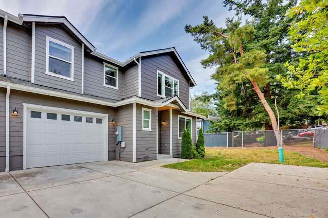 Building Photo - Newer Duplex Bremerton
