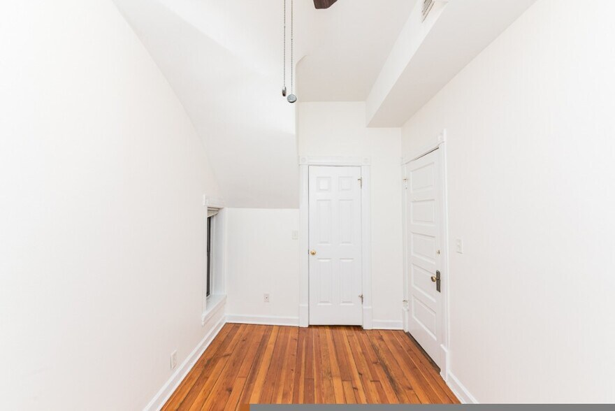 Building Photo - 907 W Addison St