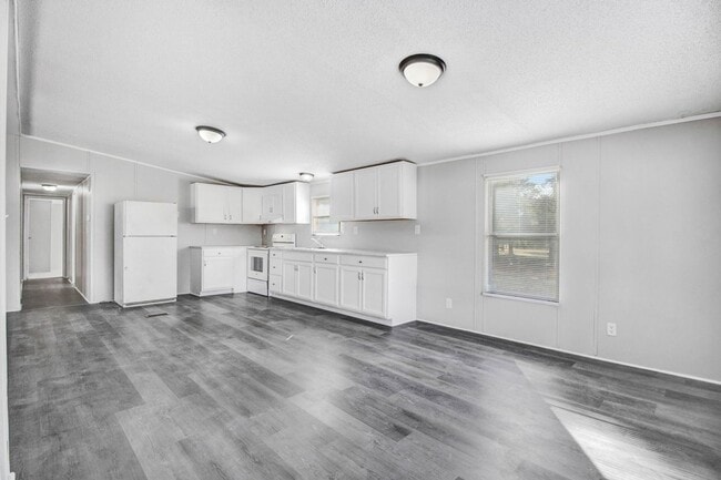 Building Photo - SPACIOUS 3 BR | 2 BA Manufactured Home in Pikeville