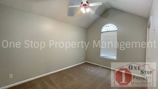 Building Photo - Stunning 3 Bedroom 2.5 Bathroom in Raymore!