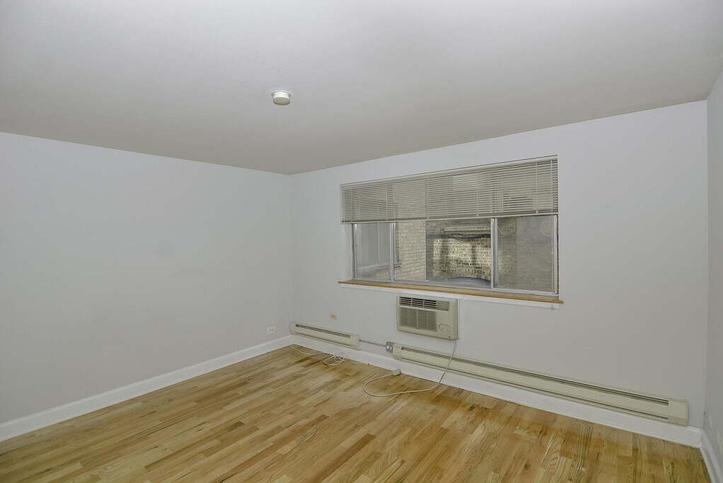 Building Photo - 665 W Wrightwood Ave