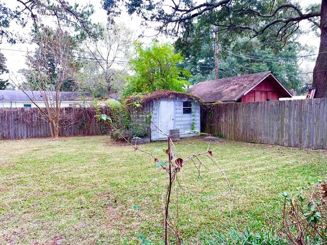 Building Photo - Wilmington Island- 3 Bedroom Home