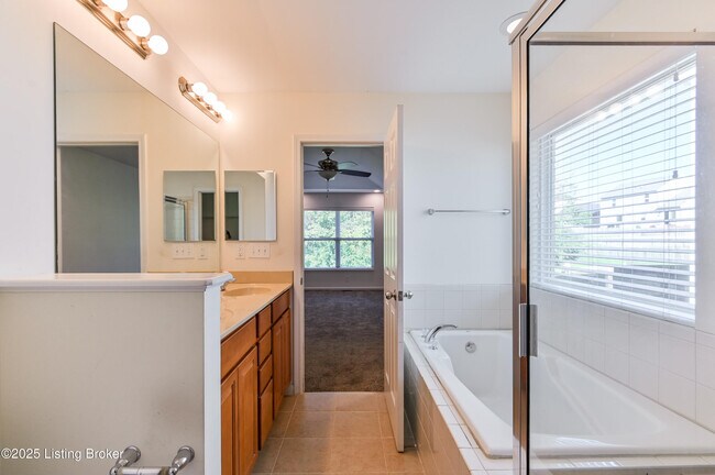 Building Photo - 220 Rockcrest Way