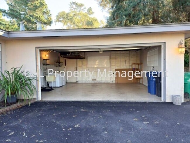 Building Photo - Beautiful 3-Bedroom Pebble Beach Home!