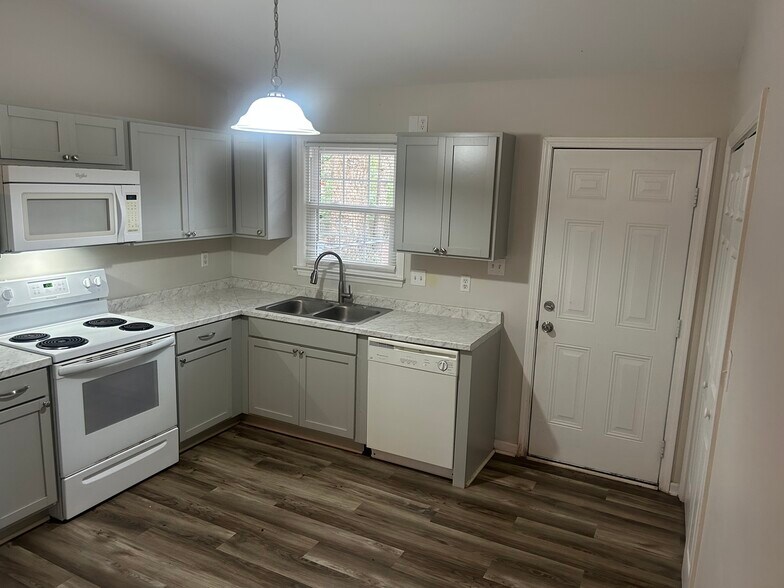 Building Photo - 403 Cedar Creek Dr