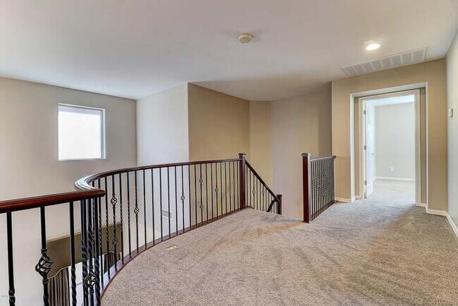 Building Photo - Beautiful 3 bedroom