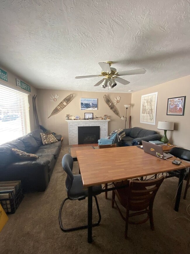 Building Photo - 1374 Maple Dr