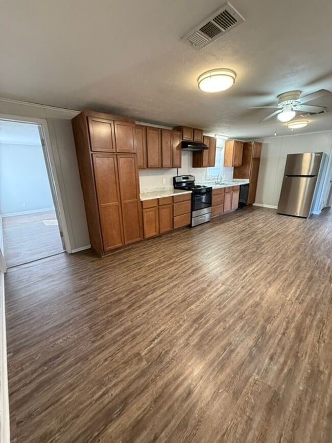 Building Photo - Simple & Comfortable 3 Bedroom Home in Iowa, LA with Large Yard!