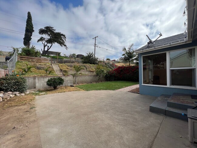 Building Photo - Stunning 2B/2BA house available w/ Large B...