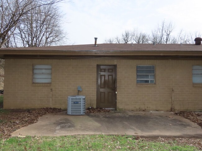 Building Photo - Cozy Two Bedroom One Bathroom Corner Apart...