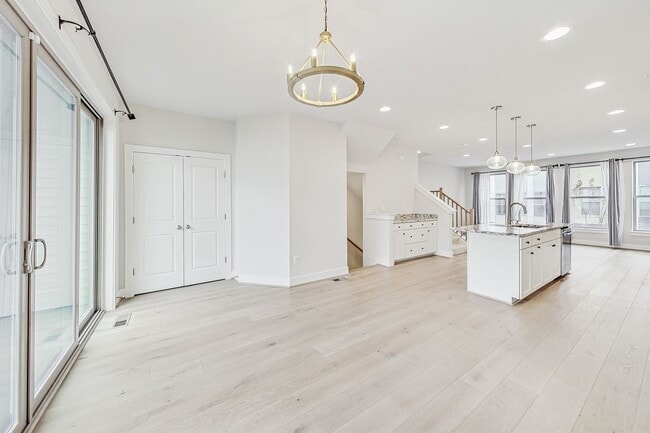 Building Photo - Contemporary 4 bedroom, 3.5 bath Open Concept Townhome!