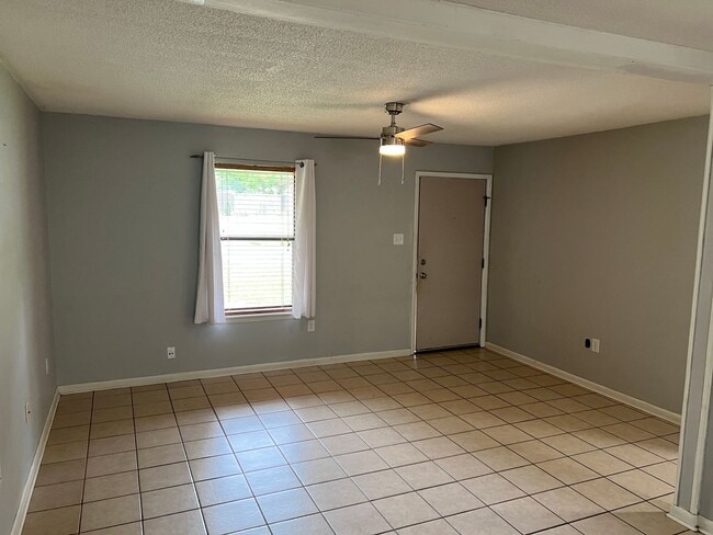 Building Photo - 3 Bed 1.5 Bath Home