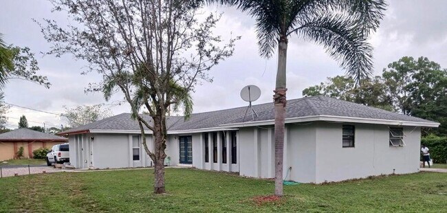 Building Photo - 1430 Stacy St N