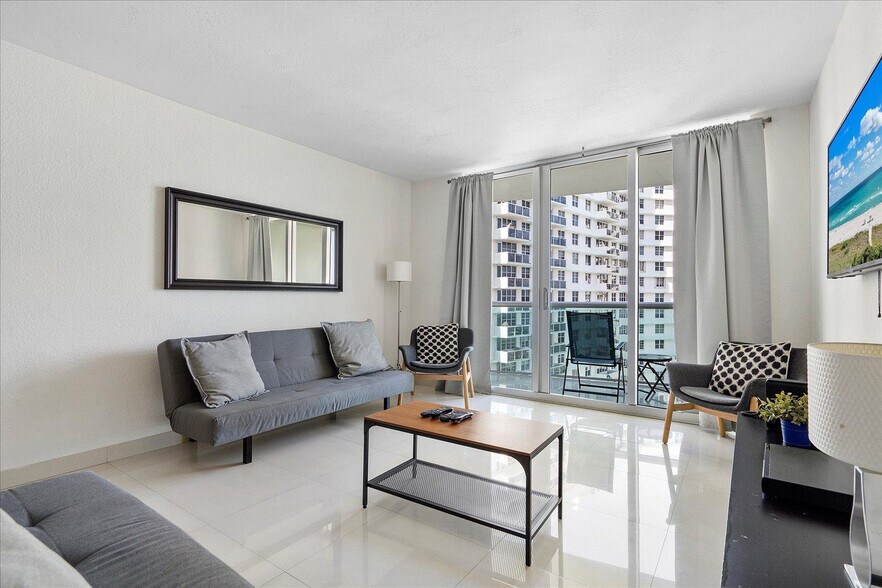 Building Photo - 3901 S Ocean Dr