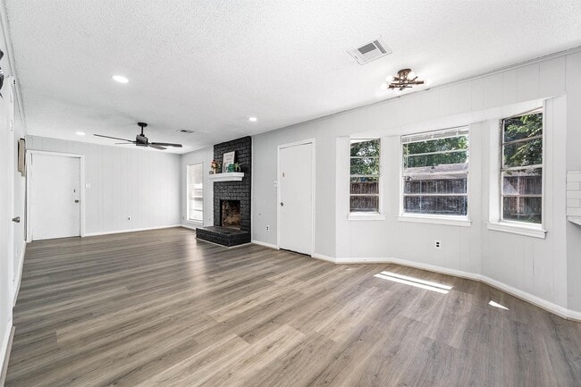 Building Photo - 9014 Landwood Dr