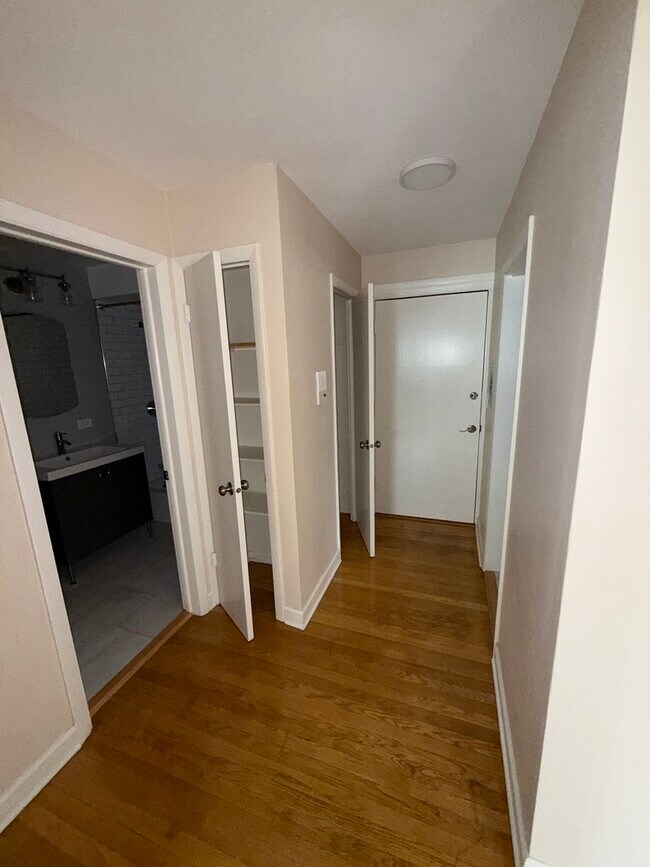Building Photo - 3852 N Elston Ave