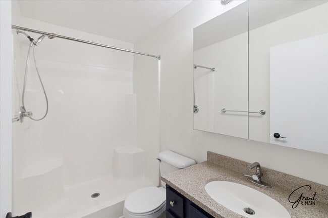 Building Photo - 2 bedroom ranch style condo $1650