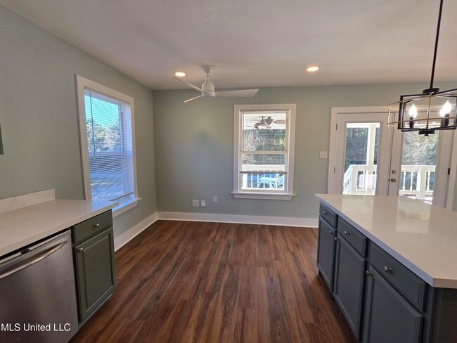 Building Photo - 412 Robert St