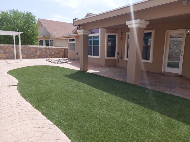 Building Photo - 4 BEDROOM 2 BATHROOM HOME 3 CAR GARAGE HOM...
