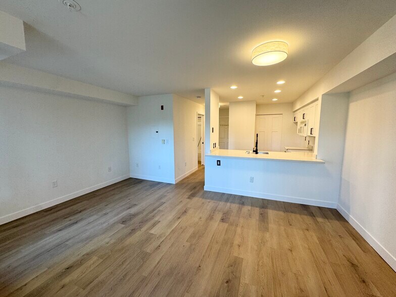 Building Photo - 2530 15th Ave W