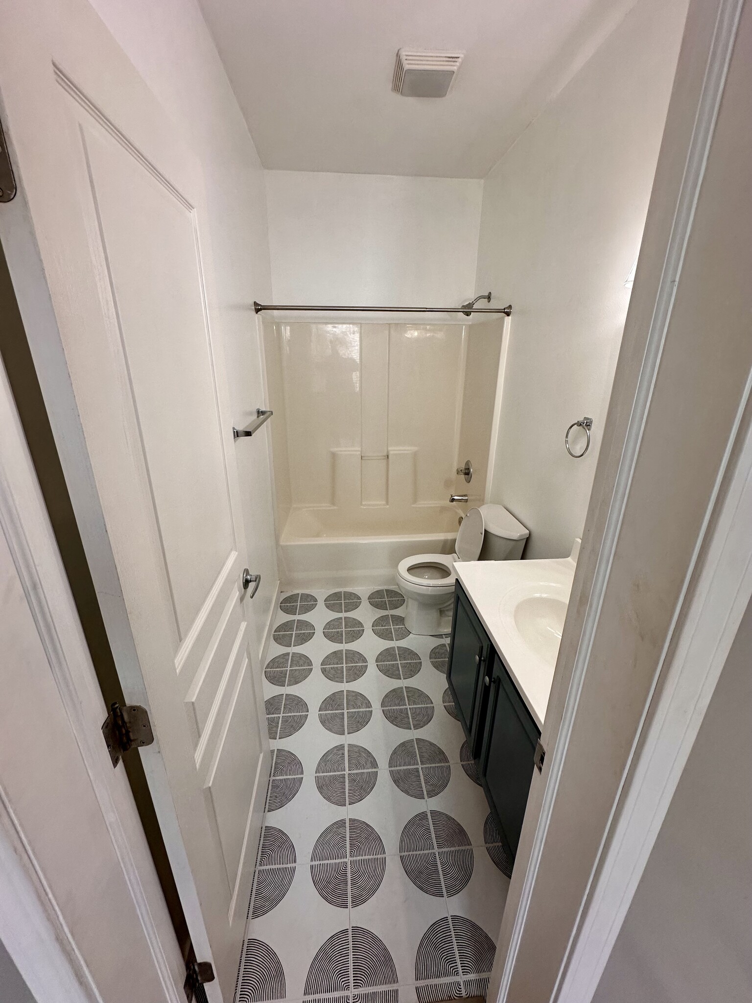 Full bath with tub/shower - 518 N 5th St