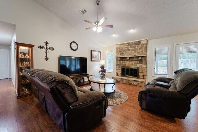 Building Photo - 3 Bed, 2 bath, in Hot Springs Village