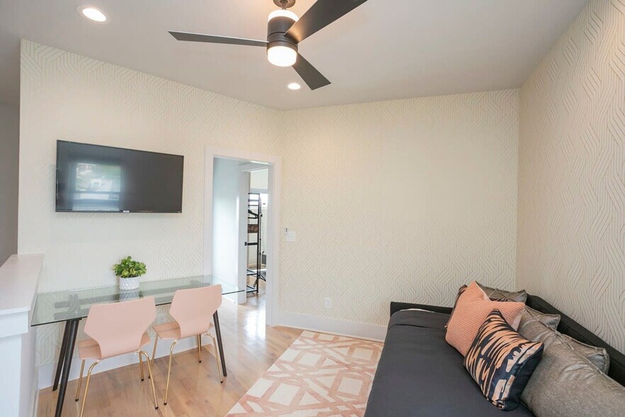 Building Photo - 1700 19th Ave S