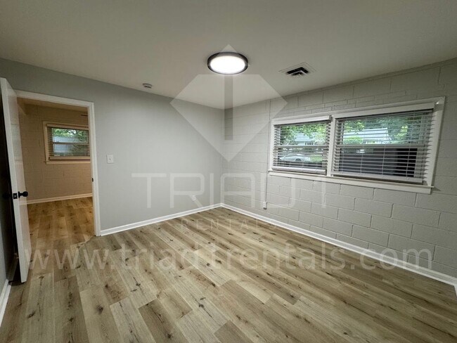 Building Photo - 2205 Hathaway Dr