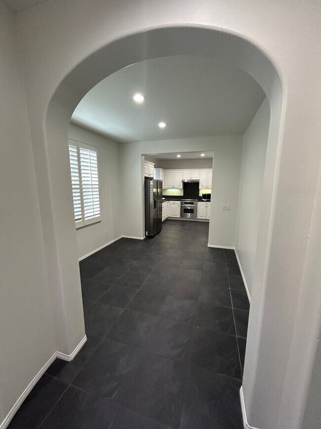 Building Photo - New! 3BD/2.5BA Two-Story Condo in Qual Hill Irvine! *MOVE-IN SPECIAL*