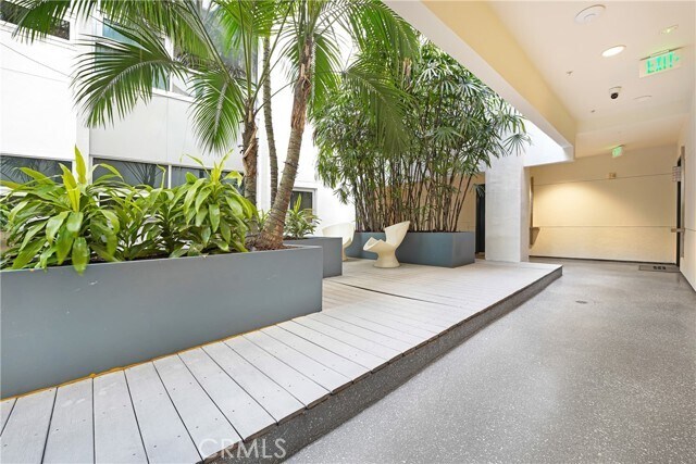 Building Photo - 630 W 6th St