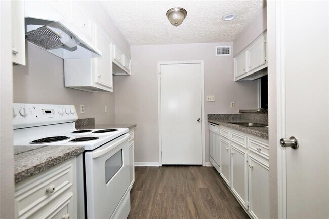 Building Photo - 13611 Ravensway Dr