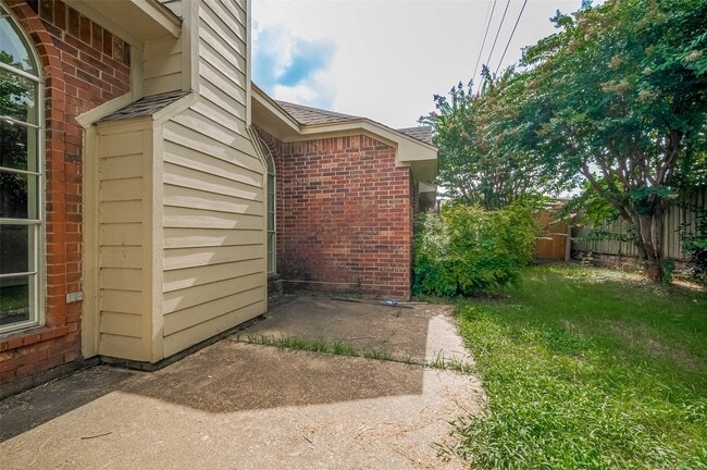 Building Photo - 8814 Fairbloom Ln