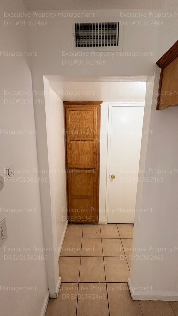 Building Photo - 2 bedroom 1.5 bathroom townhome