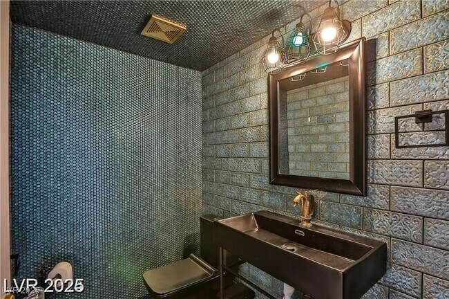 Building Photo - 722 Barrie Ct