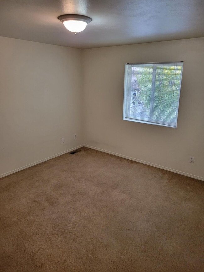 Building Photo - 3 Bedroom 2 Bathroom Centrally Located Tow...