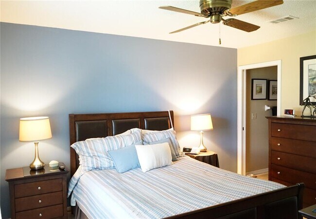 Building Photo - 2102 Hereford Dr