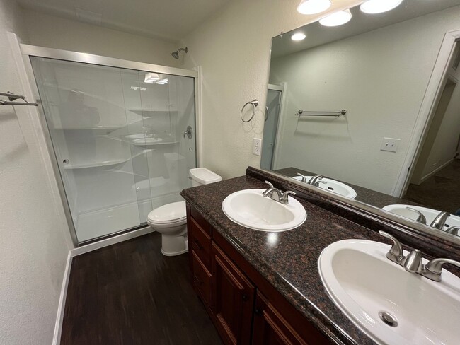 Building Photo - 5 Bed, 3.5 Bath with A/C, Available Now! -...