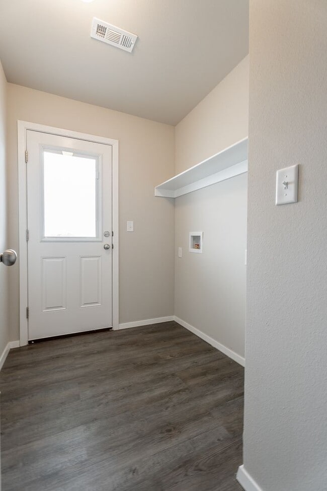 Building Photo - Like New 3-bedroom 2 bath Duplex in Lincoln!! Fenced yard!