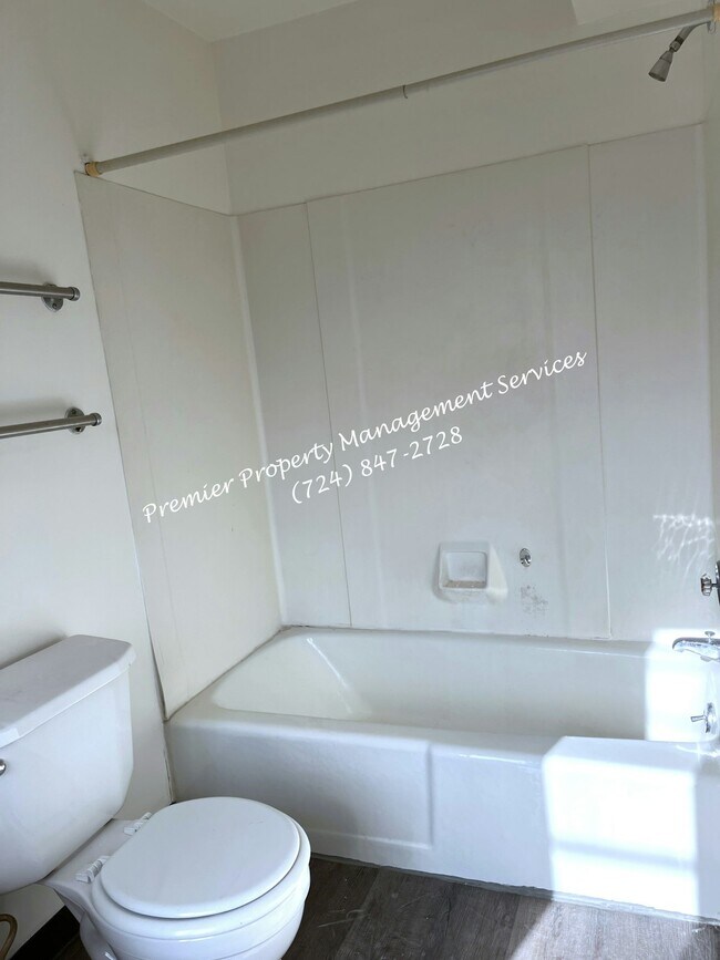 Building Photo - 518 W Cunningham St