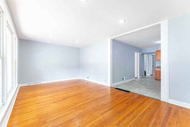 Building Photo - 4507 S Leamington Ave