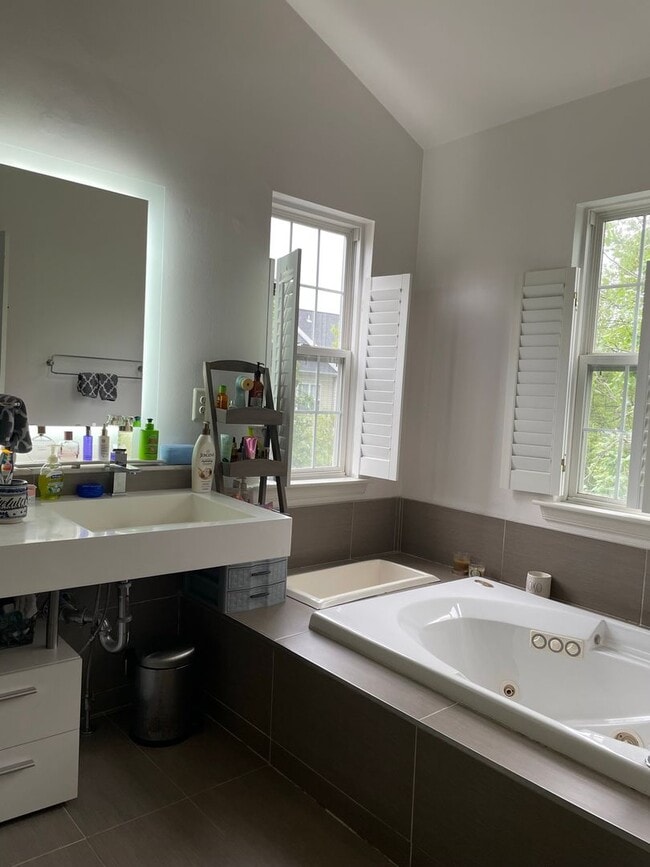 Building Photo - Three Bedroom Townhouse on Eisenhower Aven...