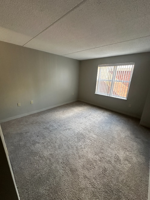 Building Photo - 1 S Point Dr