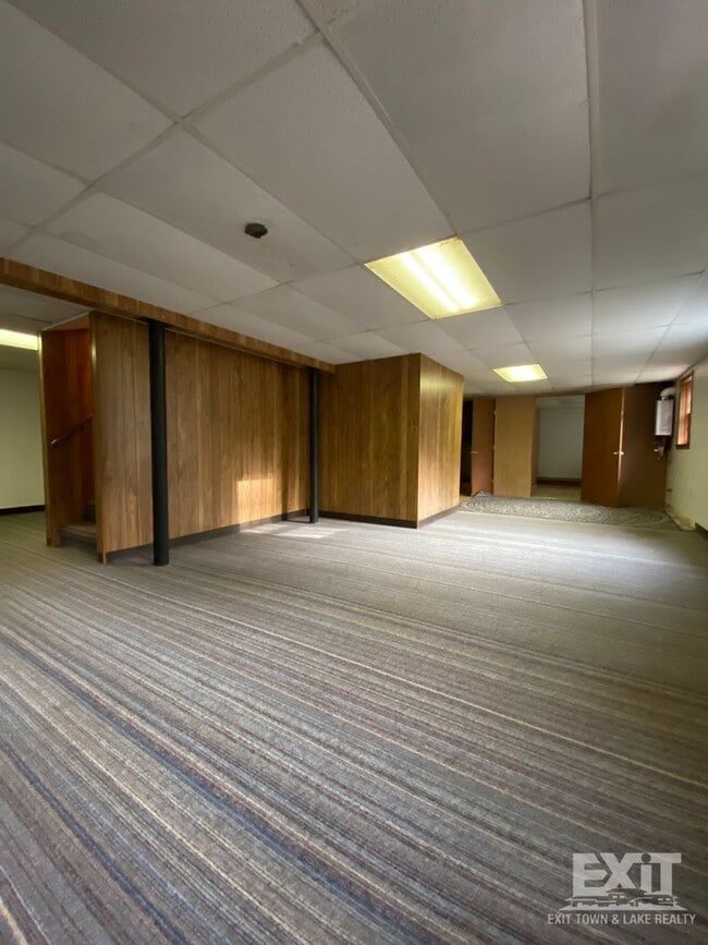 Building Photo - Well Maintained brick ranch home