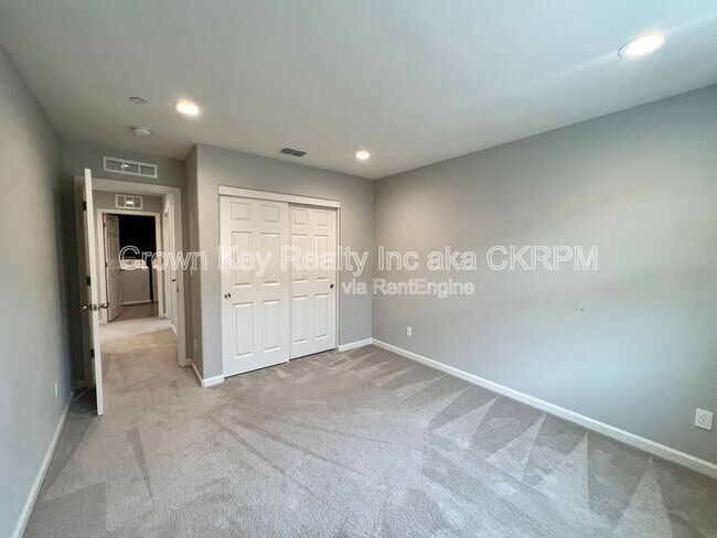Building Photo - 2254 Middlebury Dr