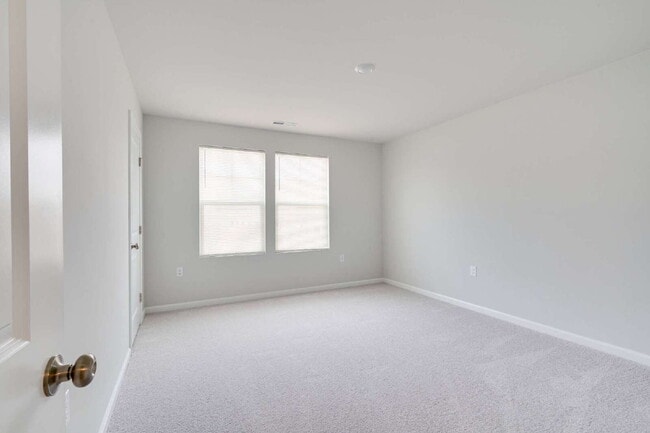 Building Photo - End-unit 3 bedroom townhome with Screened Porch!