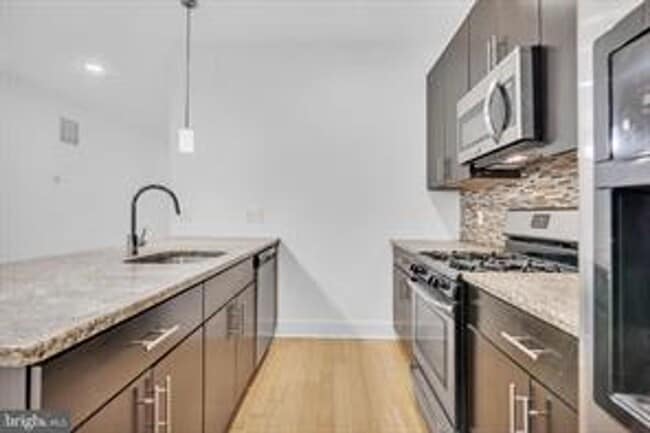 Building Photo - Beautiful Northern Liberties Townhome