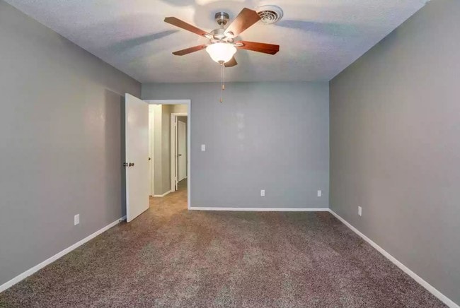 Building Photo - Country Oaks